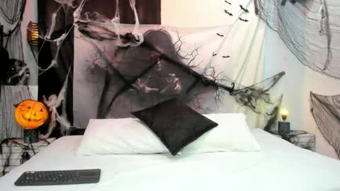 Snapshot of isabela_parkerr chatting on 10.30.25 Mommy Isa online show from 10.30.25