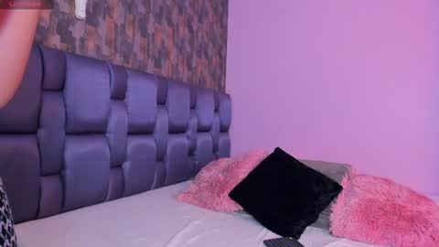 Isabela Angell  online show from 12.31.24