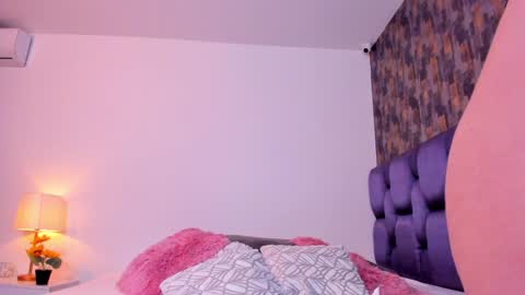 Isabela Angell  online show from 01.16.25