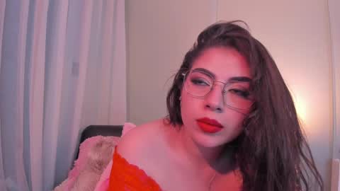 Isabela Angell  online show from 02.15.25