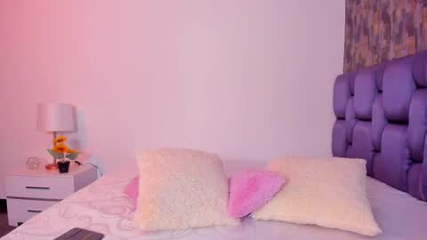 Isabela Angell  online show from 03.10.25