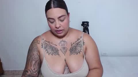 Snapshot of isabella_hots chatting on 11.14.25 estefania online show from 11.14.25