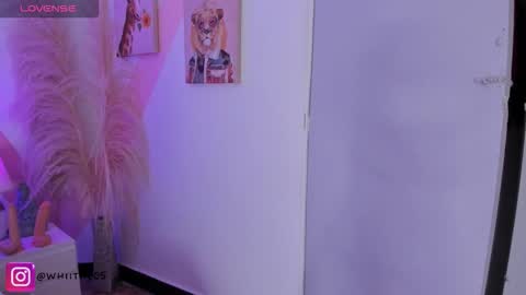 Isabella White online show from 10.15.25