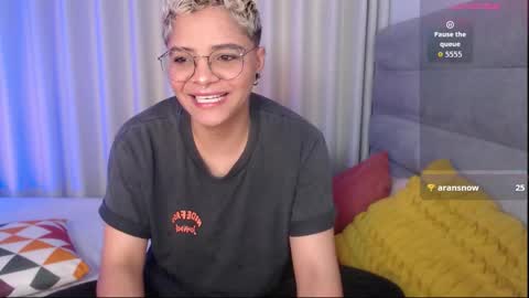 Isabella Mout  online show from 11.23.25