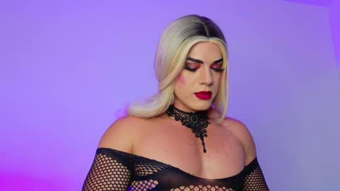 Isabella Hilton online show from 09.26.25