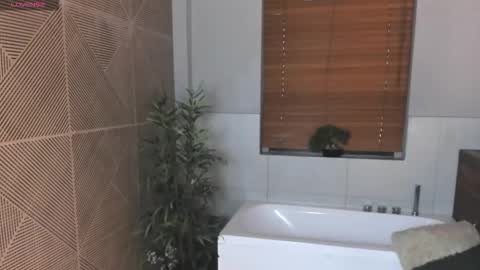 I S A  S AN D E R S  online show from 10.19.25