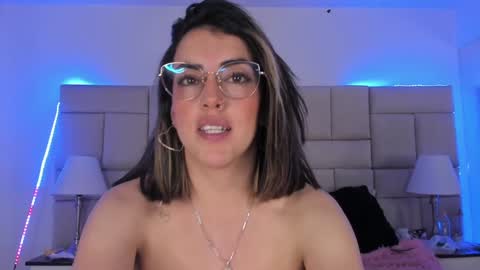 Snapshot of isis_loveyes_ chatting on 12.10.24 Pauli online show from 12.10.24