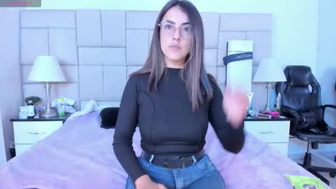 Snapshot of isis_loveyes_ chatting on 10.11.25 Pauli online show from 10.11.25