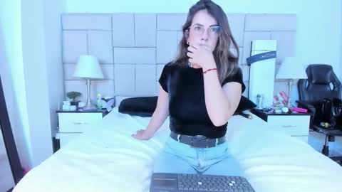 Snapshot of isis_loveyes_ chatting on 10.31.25 Pauli online show from 10.31.25