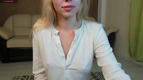 Snapshot of islanomi chatting on 09.18.25 Polly online show from 09.18.25