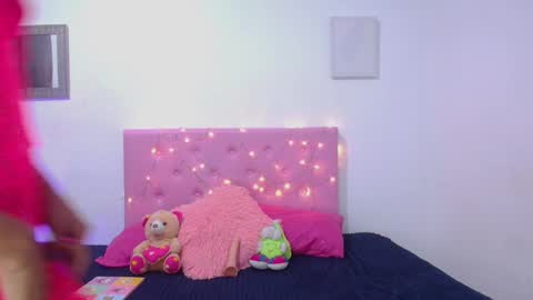 issa_kitty online show from 02.18.25