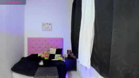 Snapshot of issa_kitty chatting on 10.24.25 issa_kitty online show from 10.24.25