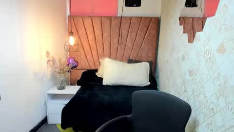 Snapshot of issa_milf__ chatting on 10.01.25 ISSA MILF online show from 10.01.25