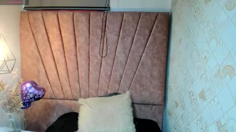 Snapshot of issa_milf__ chatting on 10.12.25 ISSA MILF online show from 10.12.25