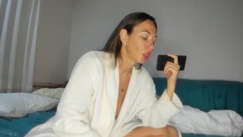 Snapshot of issabelle_69 chatting on 09.15.25 Issabelle online show from 09.15.25