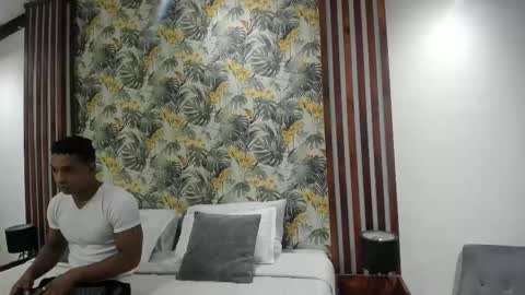 Snapshot of italomoore chatting on 09.19.25 Italo Moore online show from 09.19.25