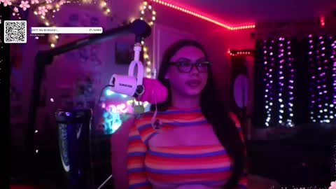 Snapshot of itsnickibabyy chatting on 10.28.25 Nicki Foxx online show from 10.28.25