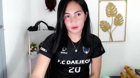 itsurgil_kloeh online show from 11.05.25