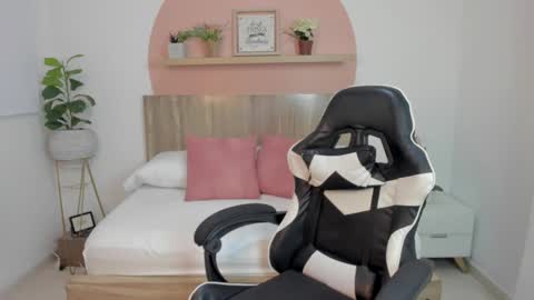 Snapshot of ivette_swan chatting on 02.03.26 I V E T T E online show from 02.03.26