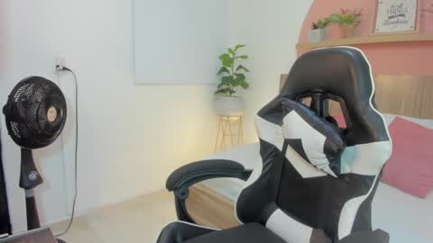 Snapshot of ivette_swan chatting on 02.05.26 I V E T T E online show from 02.05.26