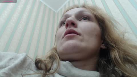 Snapshot of ivi_kiwi chatting on 01.27.25 Masha online show from 01.27.25