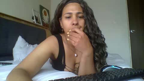 Snapshot of ivonne_collins33 chatting on 09.14.25 ivonne_collins33 online show from 09.14.25