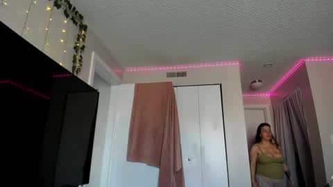 Snapshot of ivyheavenxo chatting on 06.19.26 Ivy Heaven Goddess online show from 06.19.26