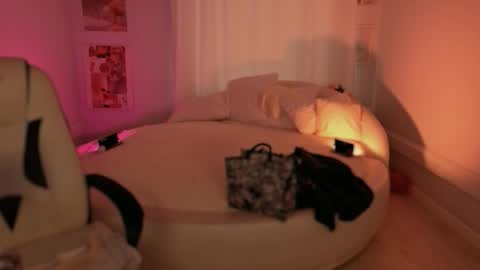 Snapshot of ivyhoney chatting on 10.19.25 IVY - Follow me 3 online show from 10.19.25