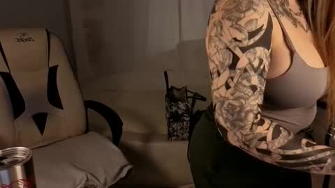 Snapshot of ivyhoney chatting on 10.21.25 IVY - Follow me 3 online show from 10.21.25