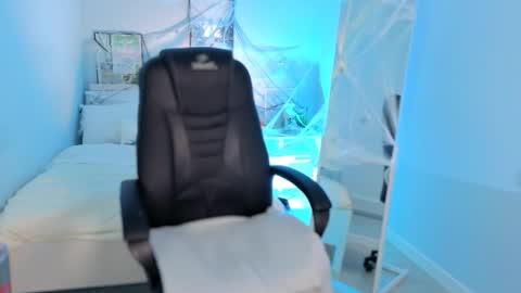 Snapshot of ivyhoney chatting on 10.23.25 IVY - Follow me 3 online show from 10.23.25