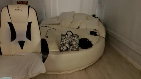 Snapshot of ivyhoney chatting on 10.29.25 IVY - Follow me 3 online show from 10.29.25