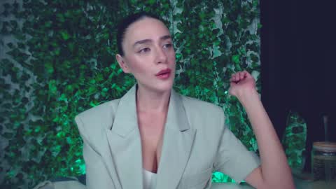 Snapshot of ivyjonson chatting on 12.26.24 Miss Ivy online show from 12.26.24