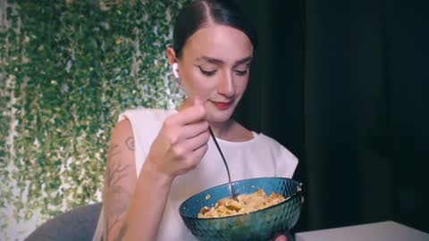 Snapshot of ivyjonson chatting on 01.16.25 Miss Ivy online show from 01.16.25