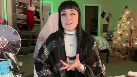 Snapshot of ivyminxxx chatting on 12.15.24 Ivy Minxxx online show from 12.15.24