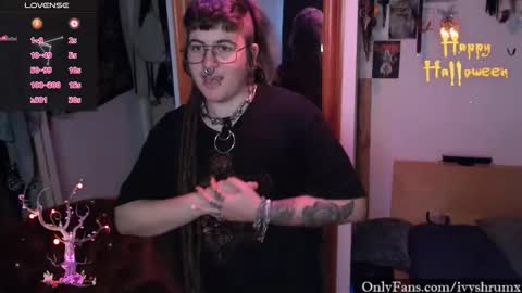 Snapshot of ivyshrumx chatting on 10.12.25 Ivy ShrumX online show from 10.12.25