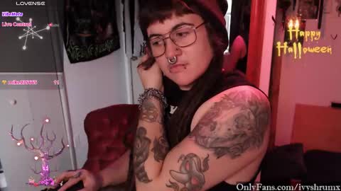 Snapshot of ivyshrumx chatting on 10.16.25 Ivy ShrumX online show from 10.16.25