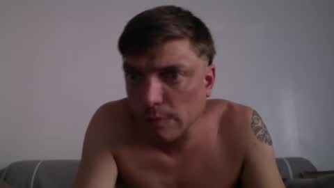 Snapshot of izealvaro chatting on 10.18.25 izealvaro online show from 10.18.25