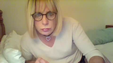 Snapshot of izzy_mchoney chatting on 09.10.25 izzy_mchoney online show from 09.10.25