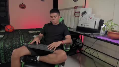 Snapshot of jack_castell chatting on 09.30.25 JACK CASTELL online show from 09.30.25