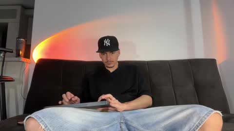 INDEPENDENT MODEL online show from 09.10.25