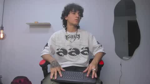 Snapshot of jackestaylor chatting on 10.06.25 Jackes Taylor online show from 10.06.25