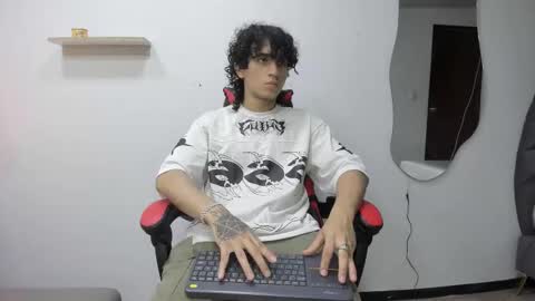 Snapshot of jackestaylor chatting on 10.27.25 Jackes Taylor online show from 10.27.25