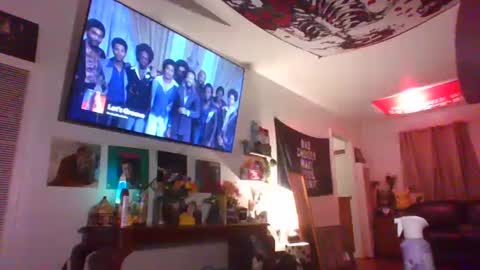 Snapshot of jackievilleof chatting on 10.14.25 sophi scott online show from 10.14.25