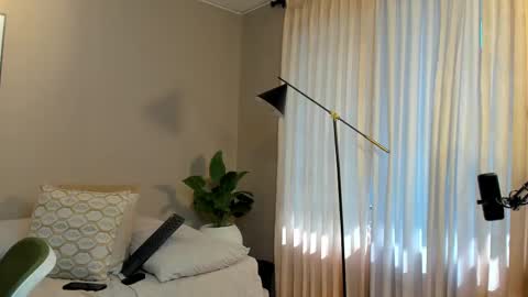 Snapshot of jacksonbell9 chatting on 02.19.25 Jackson Bell online show from 02.19.25