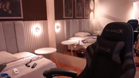 Snapshot of jacksonbell9 chatting on 09.25.25 Jackson Bell online show from 09.25.25