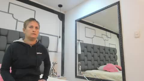 Snapshot of jade_squirt chatting on 10.04.25 Jade online show from 10.04.25