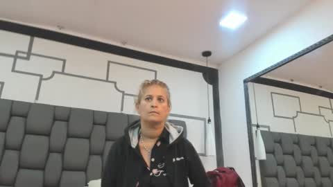 Snapshot of jade_squirt chatting on 10.16.25 Jade online show from 10.16.25