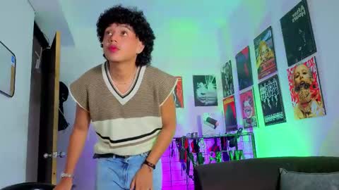 Snapshot of jadebenett chatting on 10.10.25 Jade Benett online show from 10.10.25