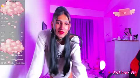 Snapshot of jadebenett chatting on 10.18.25 Jade Benett online show from 10.18.25