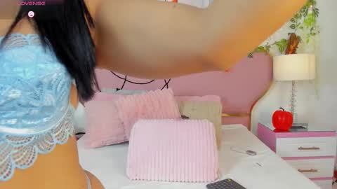 Snapshot of jadebennett chatting on 10.30.25 jadebennett online show from 10.30.25